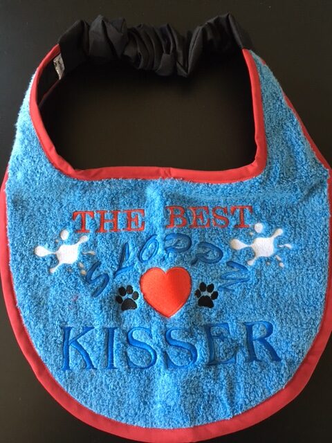 Adult bib "Best Sloppy Kisser" slogan in pink and blue - Image 2