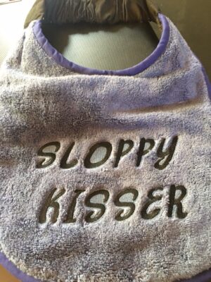 Adult Bib in two colours with slogan "Sloppy Kisser"